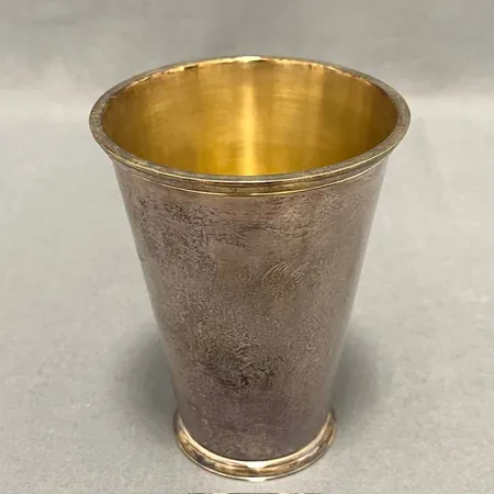 Bägare med fot, höjd 12cm, Ø8,5cm, förgylld, silver 830/1000.  Vikt: 231,4 g