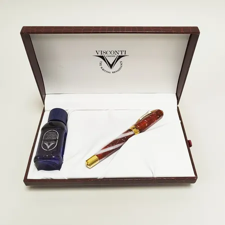 Reservoarpenna, Visconti, Opera Elements Red Fire Fountain Pen, etui med invändiga bläckfläckar, saknar emblem på kork, tom refill.  Vikt: 0 g