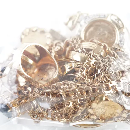 Diverse guld, 18k, bruttovikt 187gr Vikt: 187 g