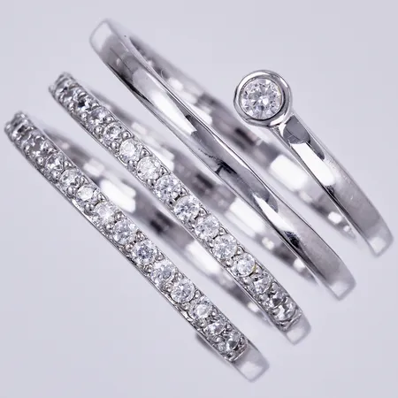 Ring med vita stenar, stl: 17½, bredd: ca 2-12mm, 925/1000 silver Vikt: 6,4 g