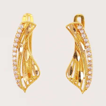 Ett par örhängen med stenar, 19x7mm, 21K.  Vikt: 3 g