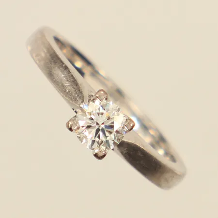 Ring, diamant ca0,50ct W/P enligt gravyr, stl 17½, bredd 2,6mm, GHA, 18K  Vikt: 5,5 g