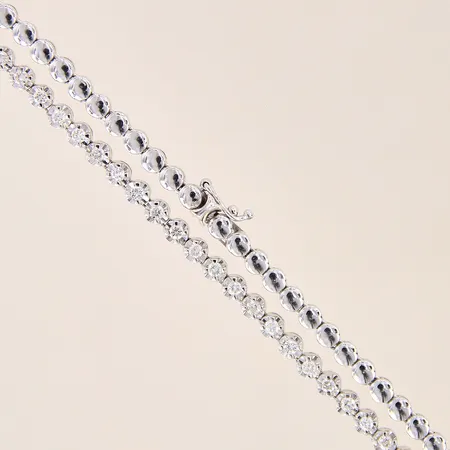 Collier med diamanter, 48 stycken, totalt 1,49ctv enligt gravyr, en av diamanterna indikerar på att vara syntetisk, längd 39,5cm, bredd 3mm, vitguld, något trögt lås, 18K  Vikt: 18,7 g
