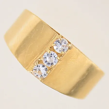 Ring med vita stenar, stl: 17, bredd: 3,2-8mm, 18K  Vikt: 1,7 g