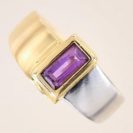 Ring med lila sten, stl: 19½, bredd: 3,6-11,4mm, tvåfärgad, GFAB, 18K  Vikt: 8,3 g
