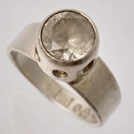 Ring i silver, stl 16, bredd 2,8-9mm, 1st vit sten, mått Ø8mm, 830/1000, tillverkad av Alton, år 1970, vikt 3,93g.
