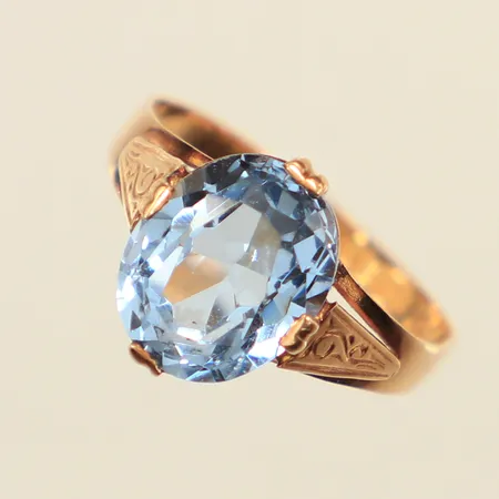 Ring med blå sten, stl 16, bredd ca 11mm, skev, 18K Vikt: 2 g