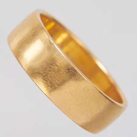 Ring slät, stl 17½, bredd 6mm, repig, 18K Vikt: 6 g