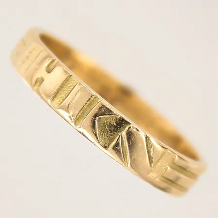 Ring med text, stl: 19, bredd: 3,6mm, gravyr, repor, 18K  Vikt: 3,7 g
