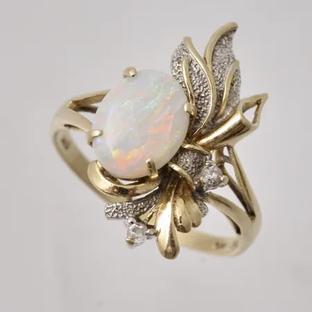 Ring i 14K guld, stl 17½, bredd 1,8-20,7mm, 1st Opal, mått 7x8,8mm, 2st vita stenar, vikt 2,73g.