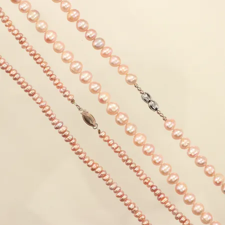 Två pärlcollier, odlade pärlor, längd 40cm/ 42cm, lås i metall