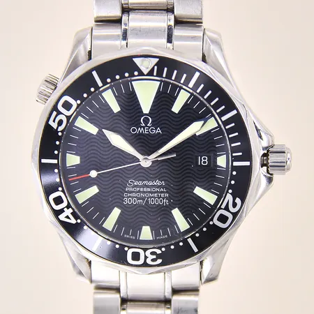 Herrur Omega Seamaster Professional 300M, stål, automatisk, ref-nr: 22545000, serie-nr: 80247713, Ø41mm, stållänk med viklås, heliumventil, dykarförlängning, vridring, safirglas, datum, länk samt viklås med repor, boett med stötskador samt repor, garantikort från Rob Engström 2012 med slitage, box saknar delar samt med slitage, manualer
