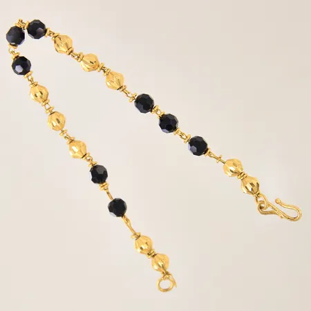 Armband med onyx, längd 19cm, bredd 5mm, mindre skador på länk, 22K  Vikt: 7,5 g