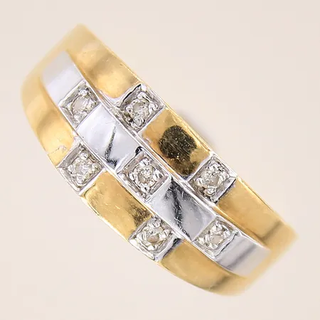 Ring med 8/8-slipade diamanter 7 x 0,02ct, stl: 19¼, bredd: 2,7-9mm, vitguldsdetaljer, GHA, 18K  Vikt: 5,9 g