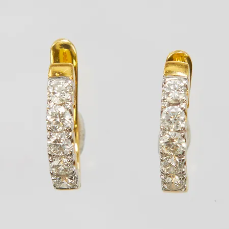 Ett par örhängen, creoler, diamanter 10xca0,04ct, höjd:14,5mm, bredd:3mm, ostämplad, 21K Vikt: 2,8 g
