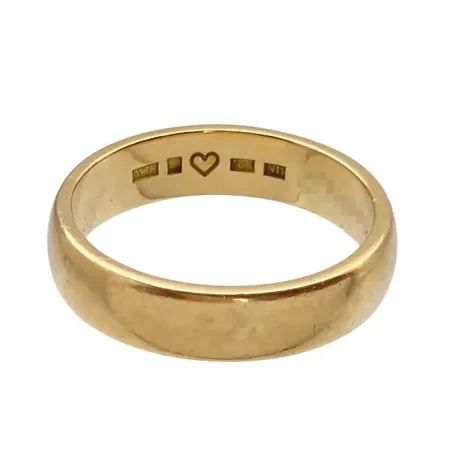 Ring, 18K guld, slät modell, Ø18¾ mm, bredd 5 mm, gravyr Vikt: 7,2 g
