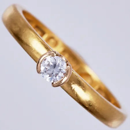Ring med vit sten, stl: 16¾, bredd: ca 2mm, graverad, 23K Vikt: 4,1 g