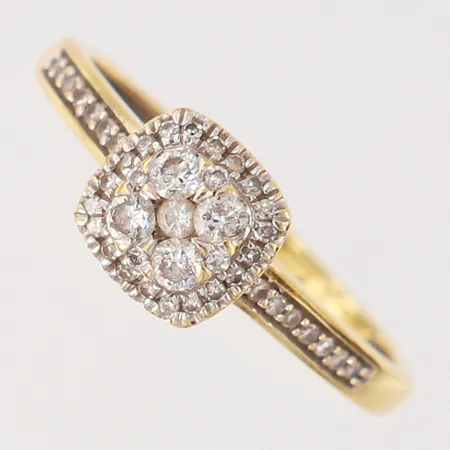 Ring med briljantslipade diamanter 1 x 0,02ct, 4 x 0,03ct, 8/8-slipade diamanter ca 38 x 0,005ct, stl: 16, bredd 1,8-7mm, skev/bucklig, 18K.  Vikt: 1,9 g