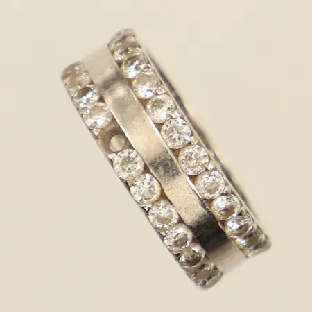 Ring, vita stenar, en saknas, stl 16, bredd 6,7mm, vitguld, 14K  Vikt: 5 g