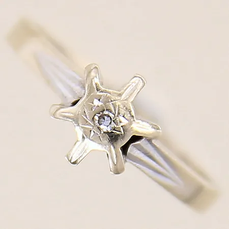 Ring med diamant ca 0,01ct, stl 16, bredd 2-7mm, vitguld, 18K  Vikt: 2,6 g