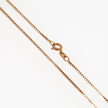 Kedja, rundslipad Venezia i 18K guld. Den är 39 cm lång, 1,2 mm bred och väger 4,5g. Stämplad Balestra, 750. 