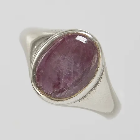 Silverring, opak lila safir med sprickor samt nagg, Ø19¼, bredd: 3,1-13,6mm, 925/1000 Vikt: 5,4 g