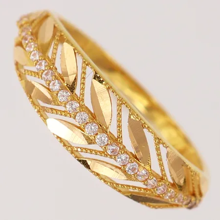 Ring med dekor samt vita stenar, stl: 18¼, bredd 2-7mm, 21K.  Vikt: 2,1 g