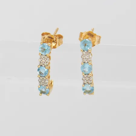 Ett par örhängen, blå stenar samt diamanter 28xca0,005ct, 15x3mm, stift, 18K Vikt: 2,2 g