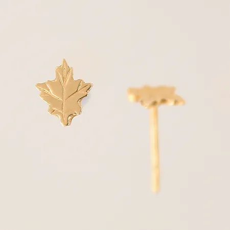 Ett par örhängen blad, 5,8x6,8mm, saknar stoppar, ostämplad 18K Vikt: 0,6 g
