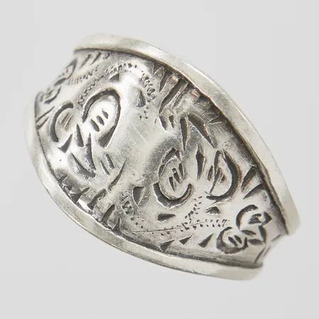 Ring, landskapsring Gotland, Ø18¼, bredd:4-13mm, smärre bucklor, S925/1000 Vikt: 3,1 g