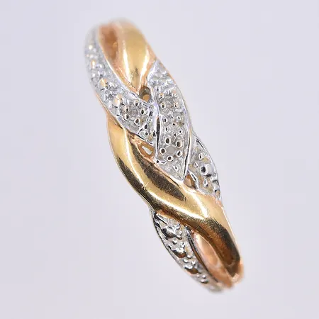 Ring med vita stenar, stl 18, bredd 2-6 mm, 18K. Vikt: 2,8 g
