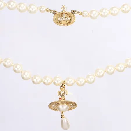 Pärlcollier med imitationspärlor, Vivienne Westwood "One Row Pearl Drop Choker", 38cm, bredd 8mm, hänget 48x23mm, gulmetall Vikt: 0 g