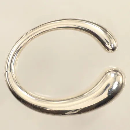Armring, Georg Jensen, Mercy, stl M/L, innermått ca 18cm, bredd 7,4-18,7mm, silver 925/1000, inga tillbehör Vikt: 50,4 g