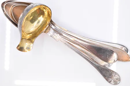 1 såsslev och 8 skedar, längd 18-22 cm, silver 830/1000. Vikt: 392,4 g