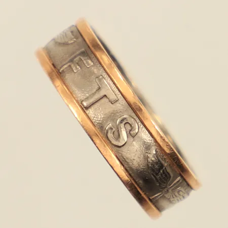 Ring, monelbård, stl 19, bredd ca 6,4mm, gravyr, Guld & Silversmide Gunnar Nilsson år 1964, 18K Vikt: 7,1 g