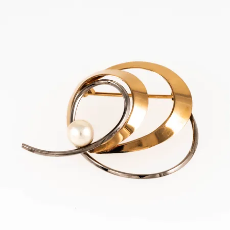 Brosch i 18K röd- och vitguld med vit odlad pärla Ø 6 mm. Det är 33 x 39,5 mm och väger 5,5g. 