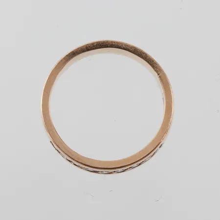 Ring med diamanter ca 9x0,02 varav en med skada, storlek 15 ½ mm, bredd 3.9 mm,18k. Vikt: 3,8 g