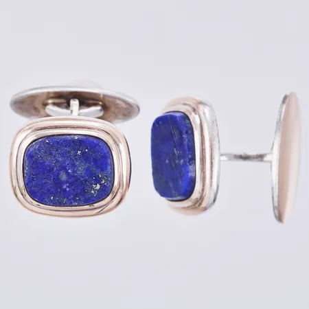 Ett par manschettknappar med lapis lazuli, längd ca 1,5cm, bredd ca 17mm, svensk importstämpel, förgyllt silver 830/1000 Vikt: 14,8 g