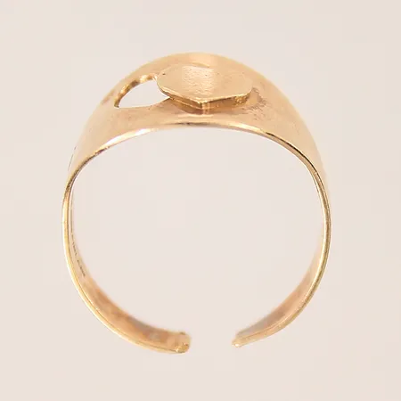 Ring, stl: 18, bredd: 3,7-13,8mm, skev, 14K  Vikt: 3,2 g