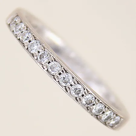 Ring med diamanter totalt 0,36ctv enligt gravyr, stl 19¼, bredd 3mm, vitguld, 18K  Vikt: 4,8 g