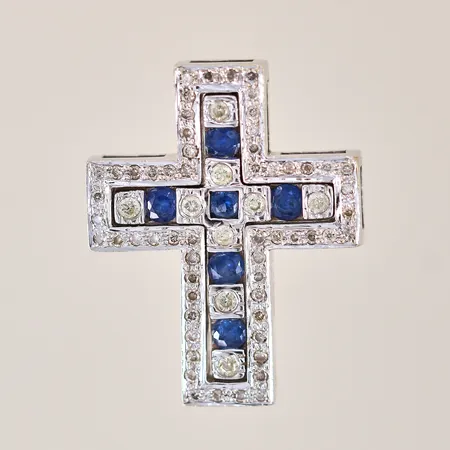 Hänge, kors, med safirer samt diamanter ca 60 x 0,0075ct, 9 x ca 0,02ct, Art Deco stil, tvådelad, avtagbart kors i mitten, 25x20mm, vitguld, något skev nedertill, 18K  Vikt: 6,9 g