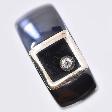 Ring svart legering, stl 17¼, bredd 10 mm, 14K. Bruttovikt 11,2g.