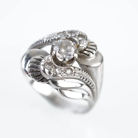 Ring m vit sten, vitguld, stl 18(57), bredd 15mm, 18k Vikt: 6,5 g