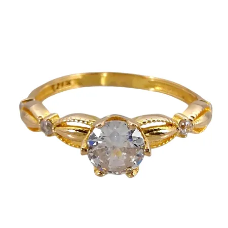 Ring, 21K guld, vita stenar, Ø17¼ mm, bredd 2-5 mm, fint skick, stenar utan anmärkning Vikt: 2,1 g