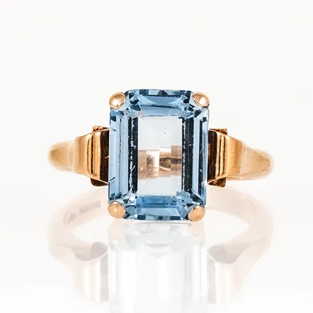 Ring i 18K guld med ljusblå sten 9 x 12 mm. Den är i storlek 18, är 2,7 - 12 mm bred och väger 6,3g. A9 (1951), JP, 18K & kattfot. Repor på sten, men fin lyster ändå.