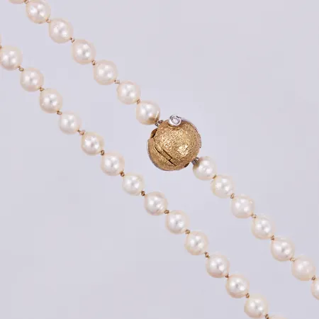 Pärlcollier med diamanter ca 2x0,03ct, odlad pärlor, längd: ca 39,5cm, bredd: ca 5-12mm, Ole Lynggaard, 18K Vikt: 27,4 g