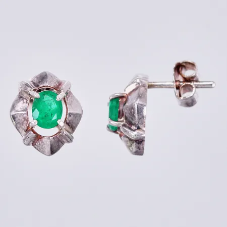 Ett par örhängen med gröna stenar, längd: ca 1cm, bredd: ca 8mm, ostämplad silver Vikt: 2,5 g