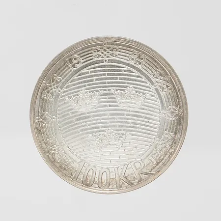 Minnesmynt, Sveriges Riksdag Helgeandsholmen, år 1983, nominellt värde 100kr, Ø32mm, 925/1000 silver Vikt: 16 g