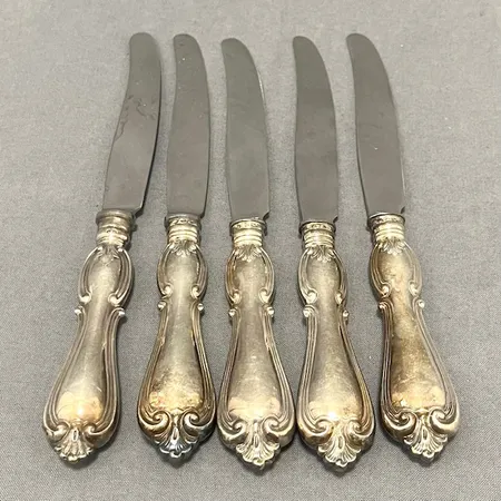 Fem knivar, längd 21,5cm, silver 830/1000.  Vikt: 374,6 g