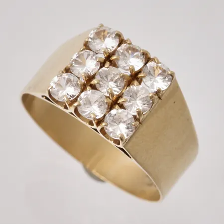  Ring i 18K guld, stl 18¼, bredd 4,2-9,7mm, 9st vita stenar, mått Ø3mm, tillverkad av Bengt Halberg, år 1952, vikt 4,07g.